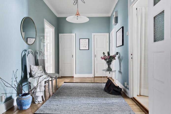 indretning og belysning i korridoren i skandinavisk stil