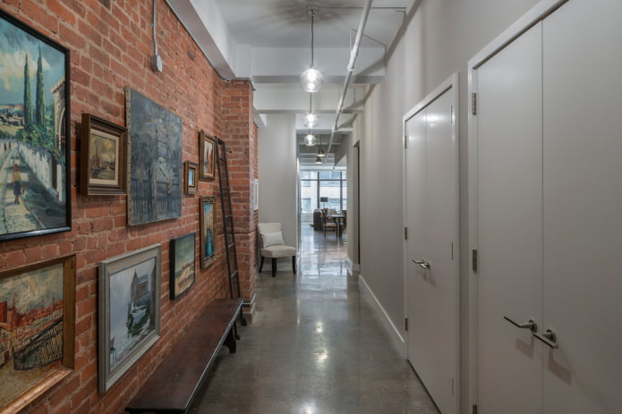 διάδρομος με έναν τοίχο από τούβλα σε βιομηχανικό στιλ