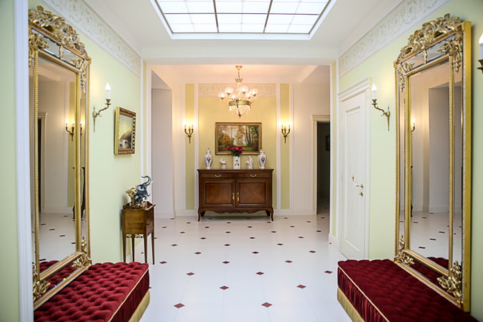 design decorativ al coridorului în stil clasic