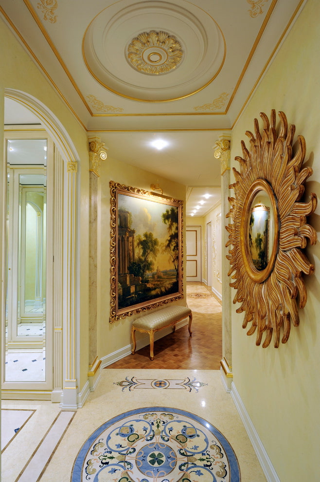 dekoratyvinis klasikinio stiliaus koridoriaus dizainas