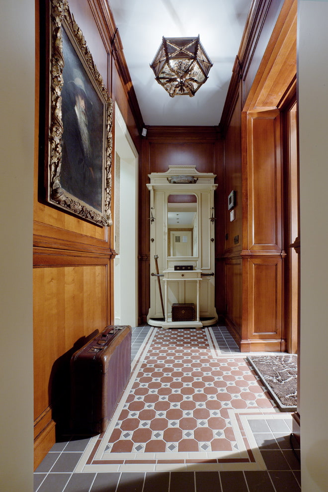 klasikinio stiliaus koridoriaus interjero spalvų gamą
