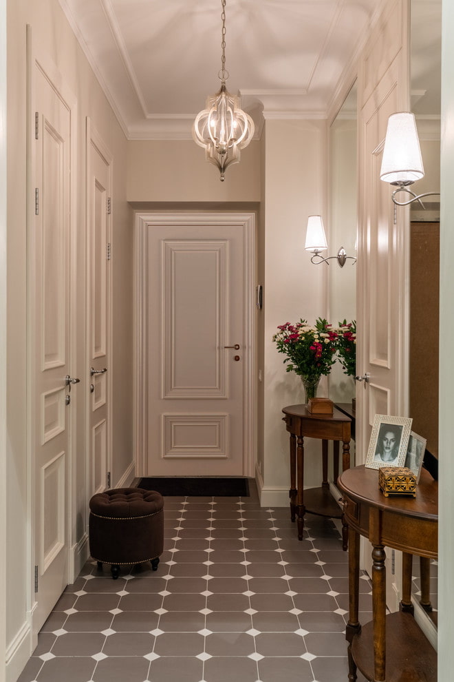 koridora dekoratīvs dizains klasiskā stilā