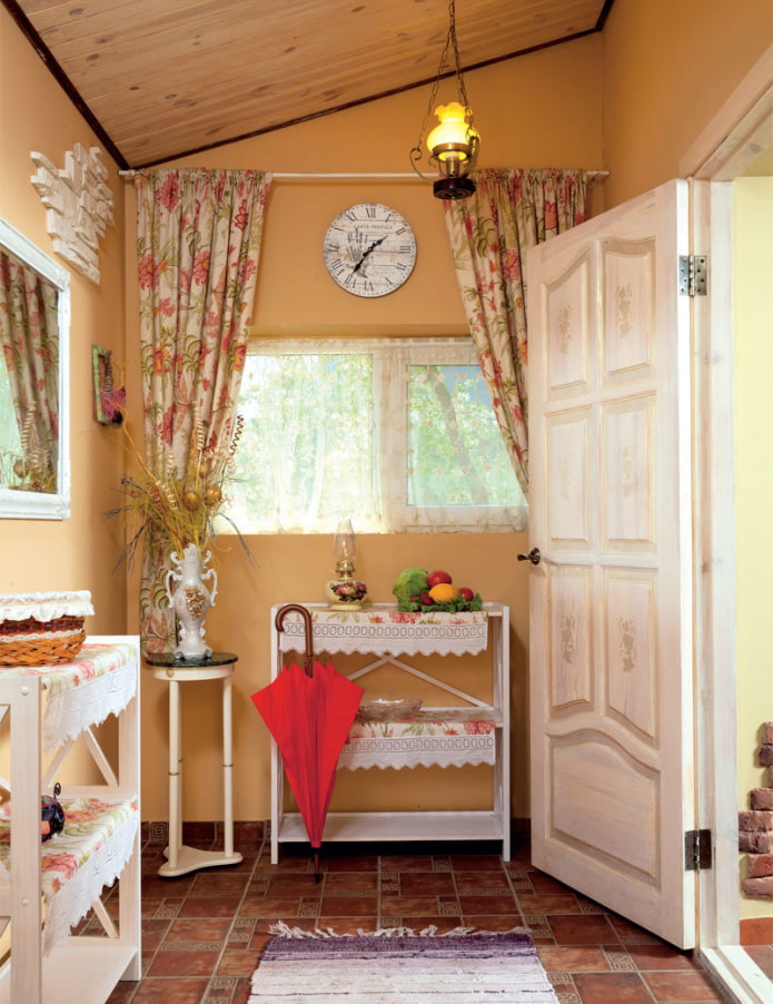 skema warna koridor dengan gaya Provence