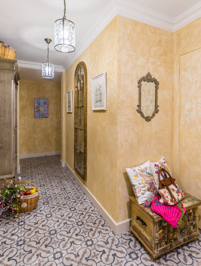dekoras ir aksesuarai koridoriaus interjere Provanso stiliaus