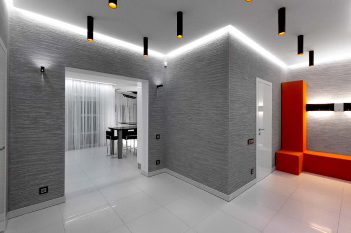 осветление във вътрешността на коридора във високотехнологичен стил