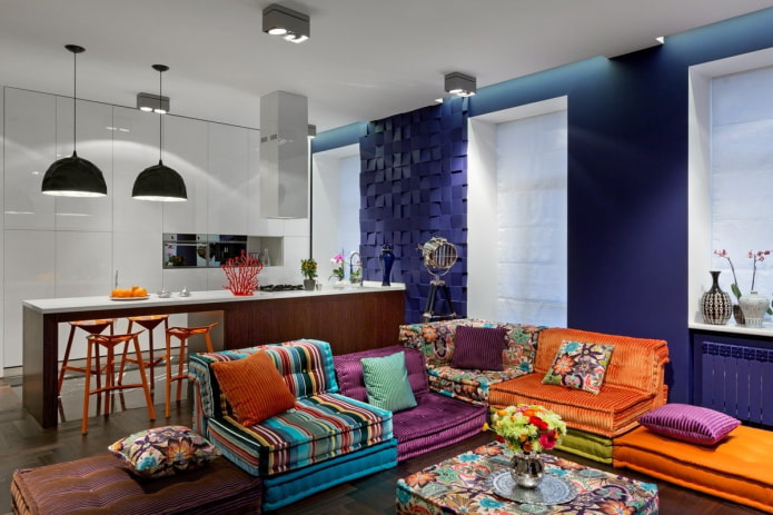 interiér kuchyne-obývacia izba v jasných farbách