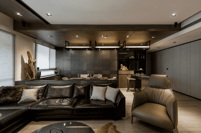 interiér kuchyně-obývací pokoj v tmavých barvách