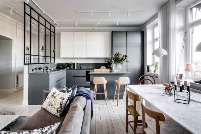 Interiér kuchyne a obývacej izby v škandinávskom štýle