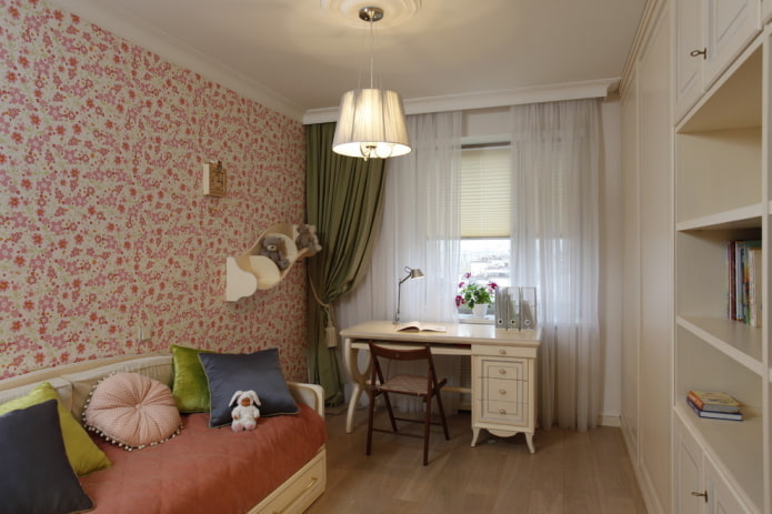 Provence tarzında bir çocuk yatak odasının iç kısmındaki mobilyalar