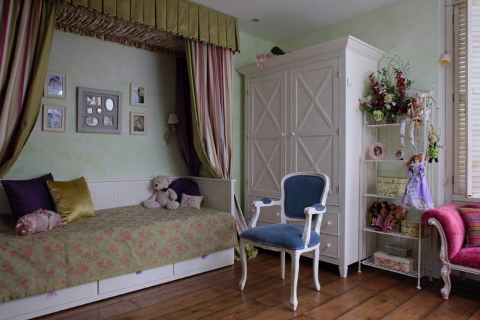 Textiles y decoración en el dormitorio de los niños en estilo provenzal.