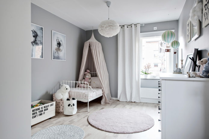 design dětského pokoje v bílé a šedé barvě