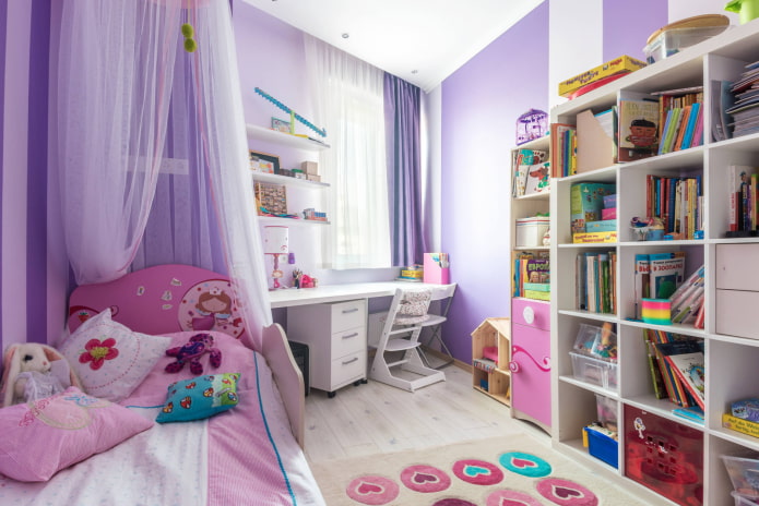 Cameră pentru copii în tonuri violet și roz