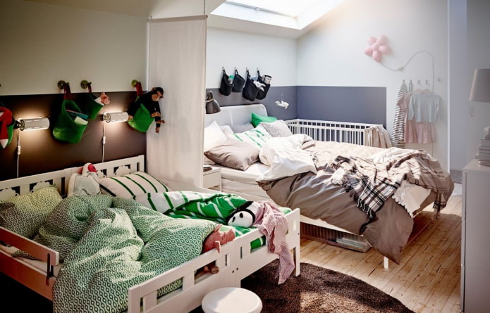 детска зона в интериора на спалнята на родителя