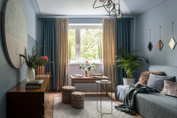 výzdoba a textil v interiéru modrého obývacího pokoje