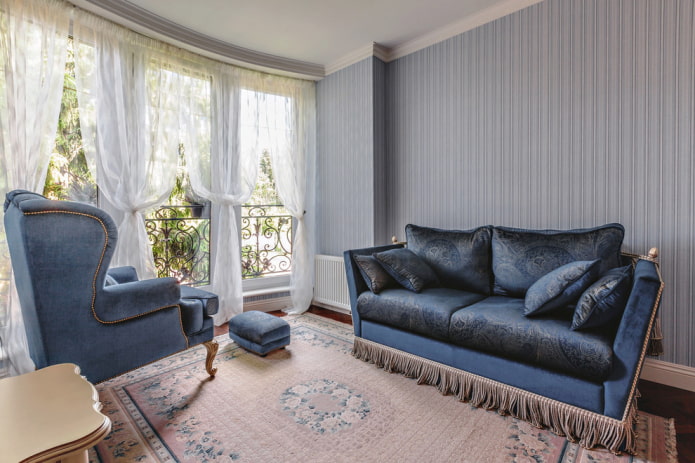 غرفة معيشة زرقاء على الطراز الكلاسيكي