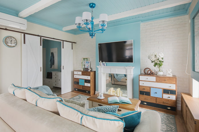 interiér bílý a modrý obývací pokoj