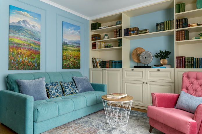 výzdoba a textil v interiéru modrého obývacího pokoje