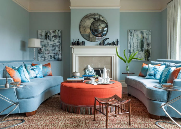 modrý obývací pokoj s jasnými akcenty