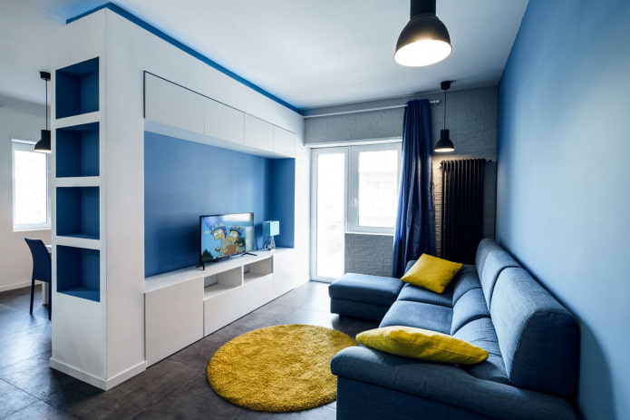 modrá obývacia izba s jasnými akcentmi
