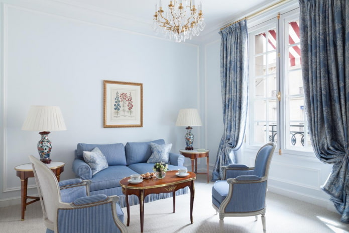 modrý obývací pokoj v klasickém stylu