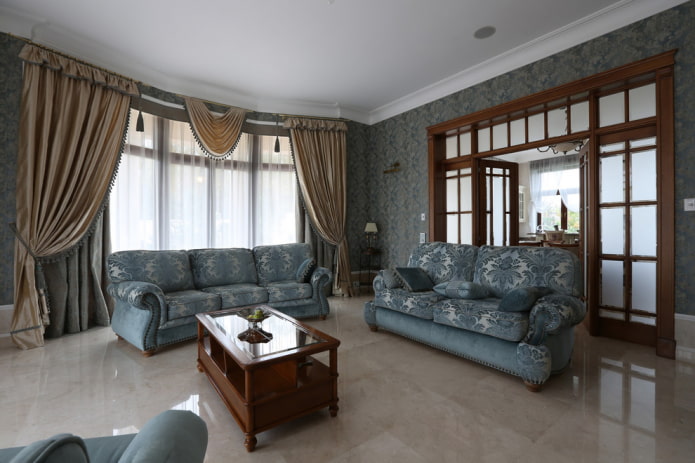 záclony a textil v obývacej izbe v interiéri domu