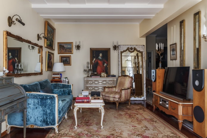 záclony a dekor v obývacej izbe v klasickom štýle