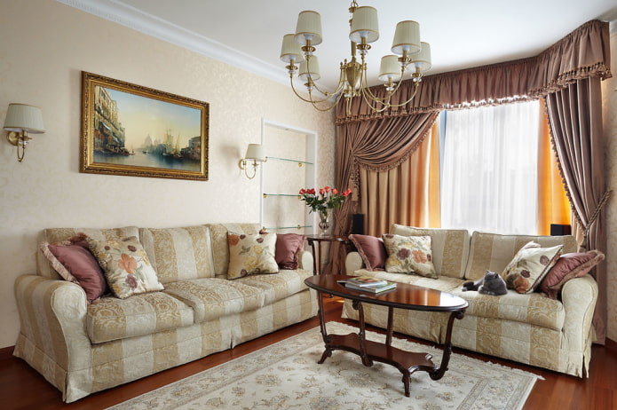 záclony a dekorace v obývacím pokoji v klasickém stylu