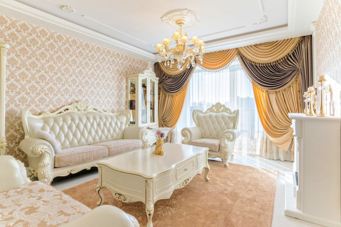 gardiner og indretning i stuen i klassisk stil