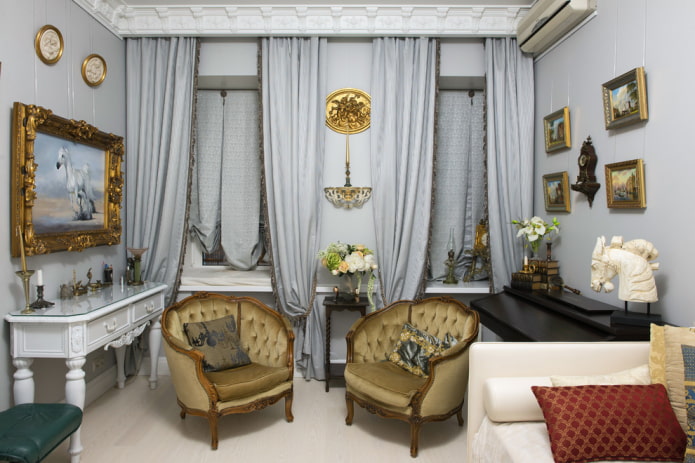 záclony a dekor v obývacej izbe v klasickom štýle