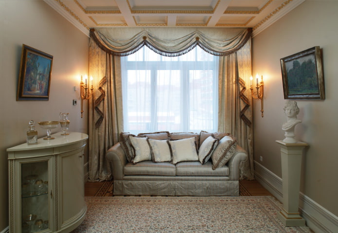 gardiner og indretning i stuen i klassisk stil