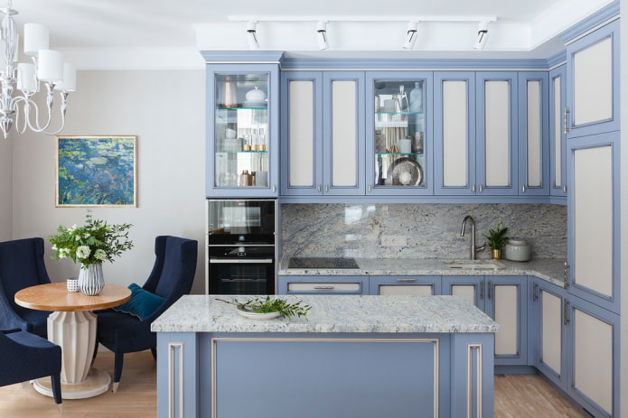 Azure køkken med marmor backsplash