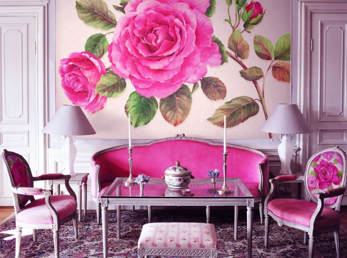 Papier peint dans le hall dans des tons roses