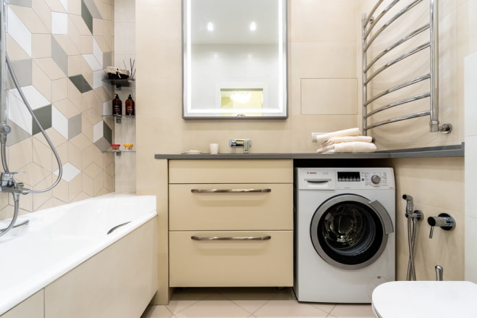 machine à laver dans la salle de bain de l'appartement Khrouchtchev
