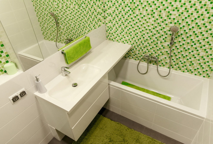 baltas ir žalias mažo vonios kambario interjeras