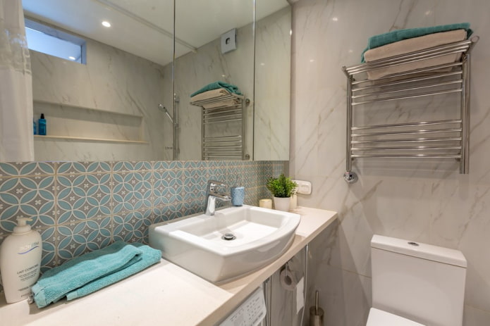 lichte badkamer 3 m² met spiegelkast