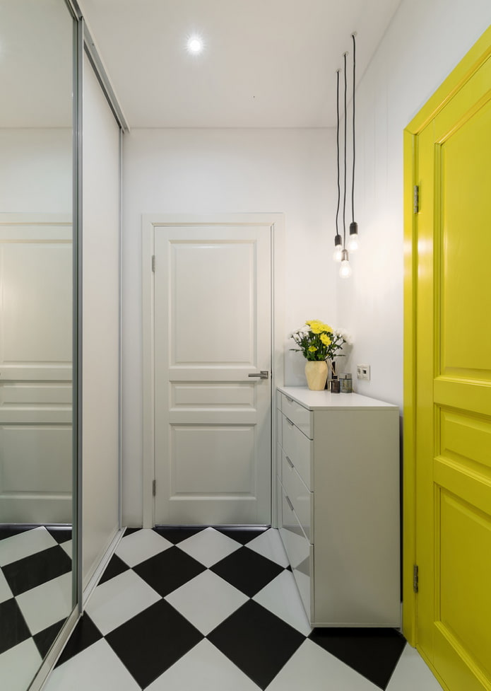 biały korytarz z żółtymi drzwiami