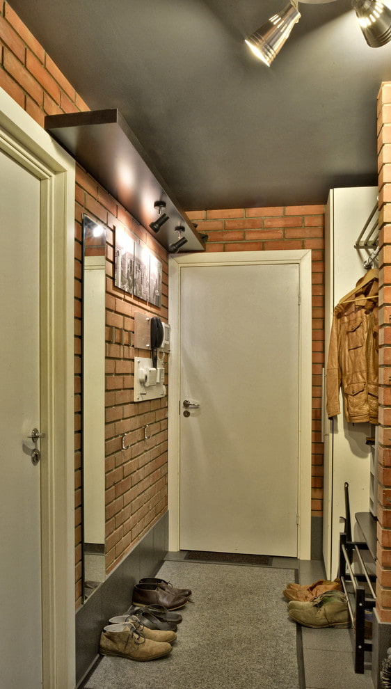 corridoio in stile loft a Krusciov