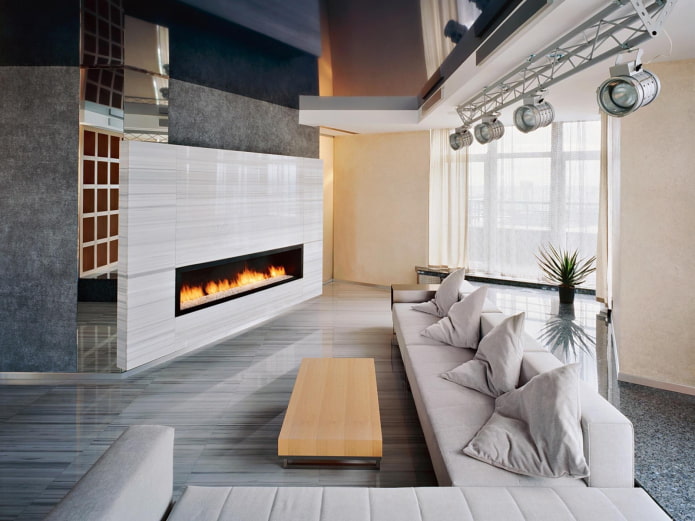 kamīns dzīvojamās istabas interjerā augsto tehnoloģiju stilā