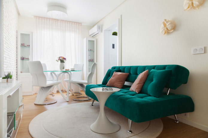 ēdamistabas zona dzīvojamā istabā Hruščova dzīvoklī