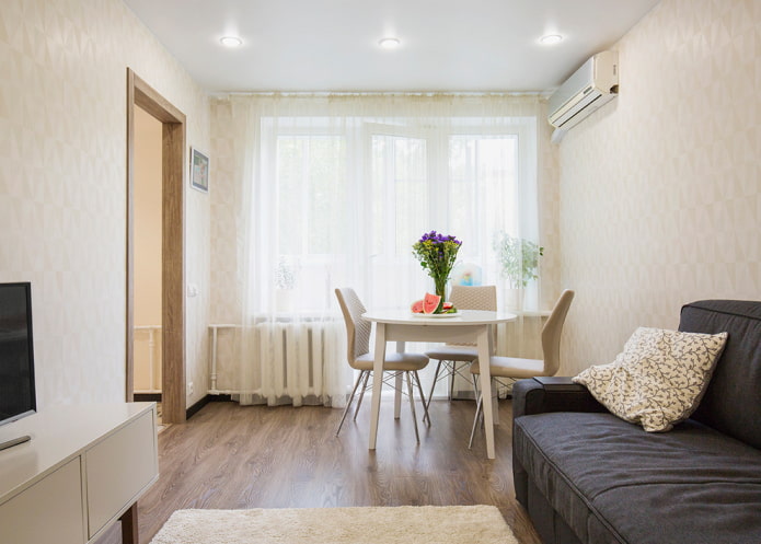béžová obývacia izba v interiéri Chruščovovho bytu