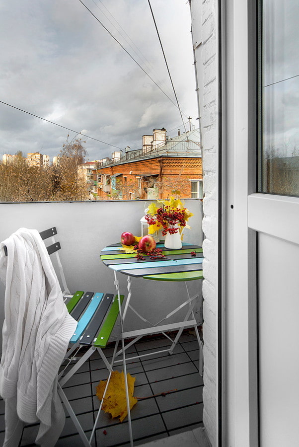 otwarty balkon w mieszkaniu Chruszczowa