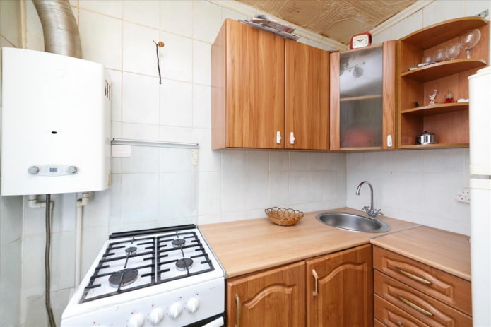 Virtuvė su plytelėmis nuo grindų iki lubų