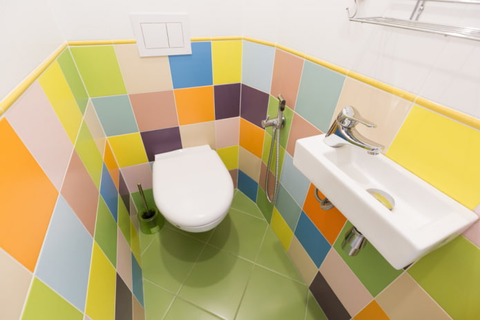 instalatérské práce v interiéru toalety v Chruščovově bytě