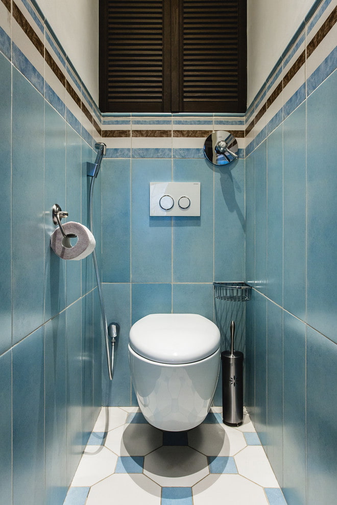 blauwe tegels in het toilet