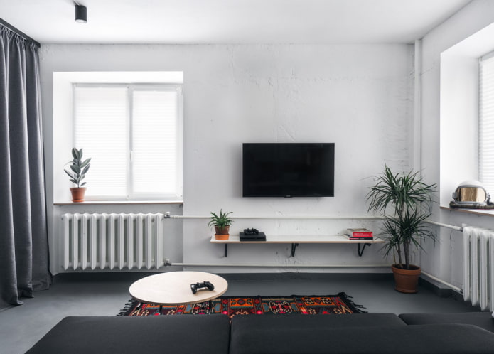 baltas bēniņu stila dzīvojamās istabas interjers
