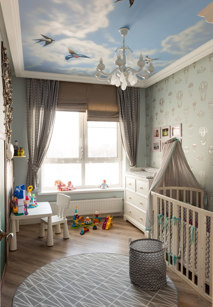 strečový strop s lustrem v dětském pokoji