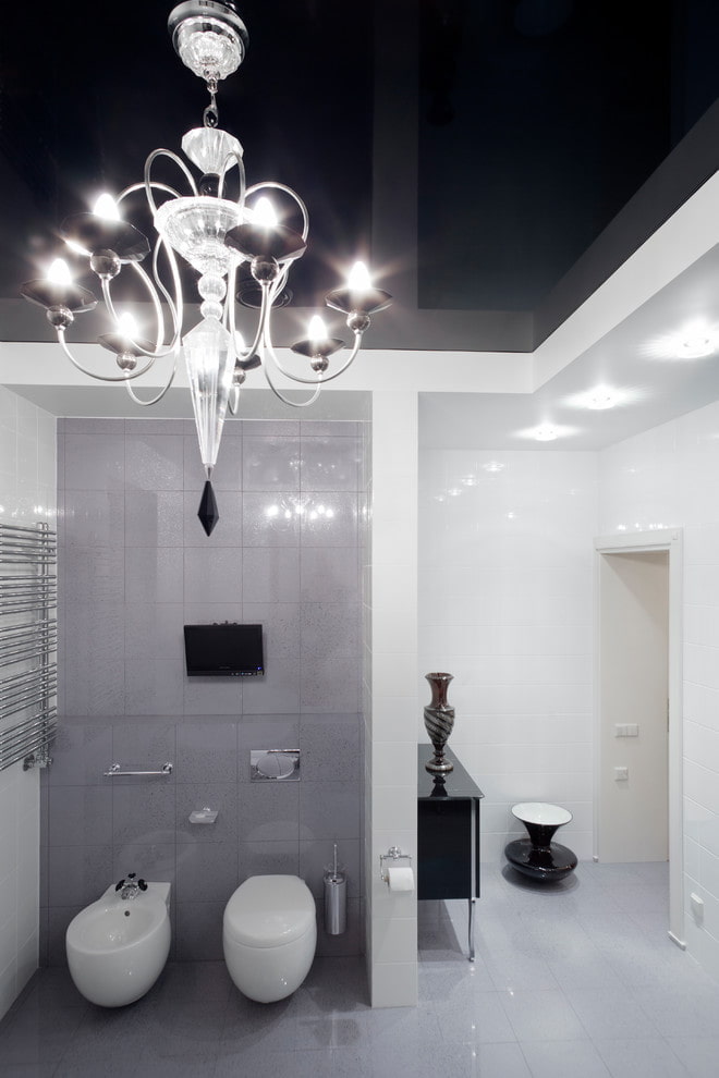 soffitto teso con un lampadario in bagno