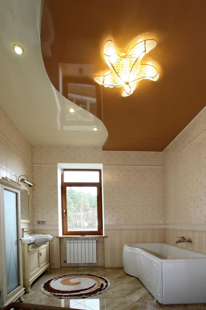 spanplafond met een kroonluchter in de badkamer