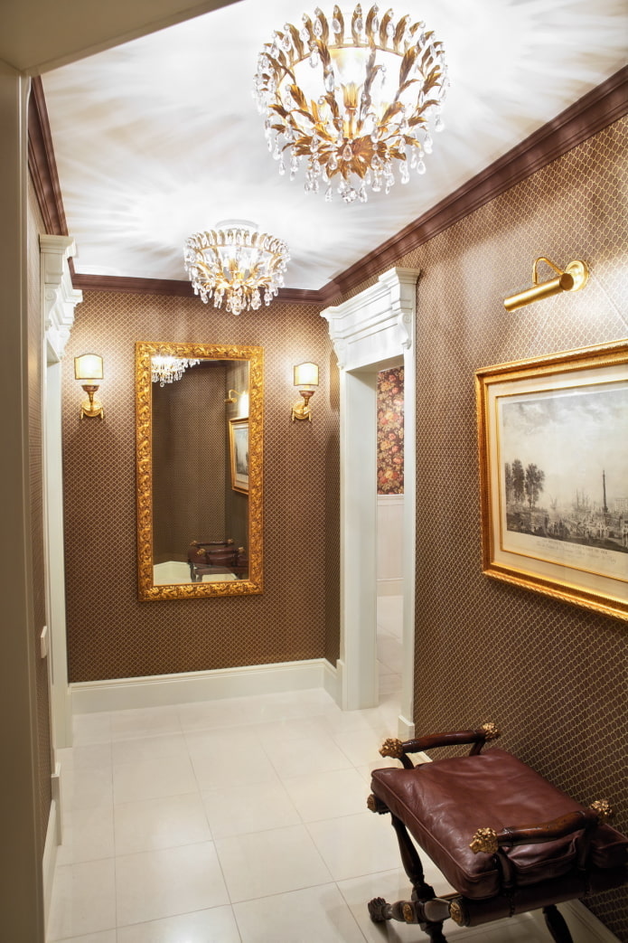 strečový strop s lustrem na chodbě