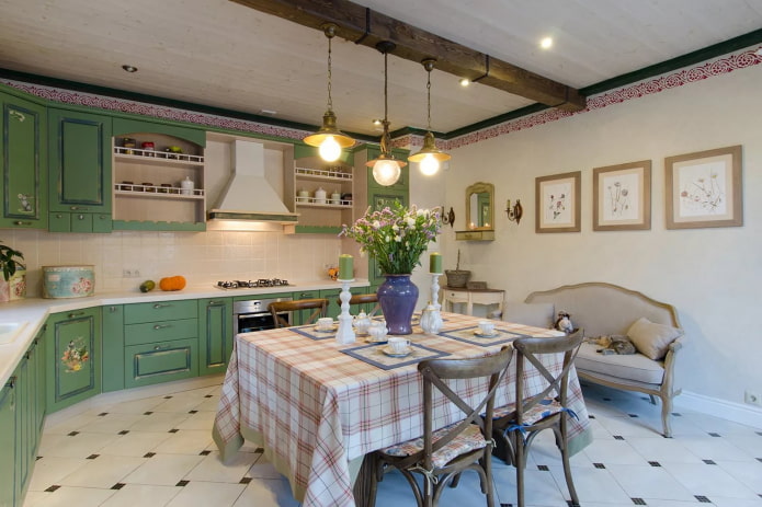 luster v interiéri kuchyne v štýle Provence